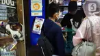 Pelanggan melihat perawatan hewan peliharaannya di salah satu toko hewan peliharaan di Jakarta, Kamis (29/10/2020). Sejumlah toko hewan peliharaan sepi pelanggan akibat DKI Jakarta masih memberlakukan PSBB transisi untuk memutus penyebaran COVID-19. (merdeka.com/Imam Buhori)