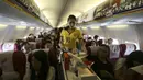 Dalam rangka memeriahkan ajang Piala Dunia 2014, para pramugari mengenakan kaos bola Brazil dalam penerbangan ke Hangzhou, Yunnan, China, Senin (23/6/14). (REUTERS/Wong Campion)