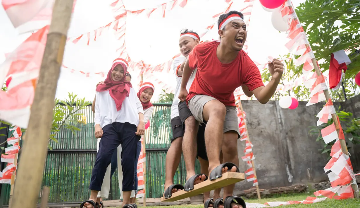 9. Lari bakiak
Lomba bakiak ini juga dibutuhkan kerja sama tim yang baik serta kekompakan, lomba yang sangat cocok untuk Pisces yang ahli menjaga perdamaian dan nyaman bekerja dalam sebuah kelompok. (Odua Images/Shutterstock)