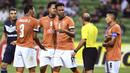 Para pemain Chiangrai United protes wasit saat melawan Melbourne Victory pada laga Liga Champions Asia di Melbourne, Selasa (11/2). Melbourne menang 1-0 atas Chiangrai. (AFP/William West)