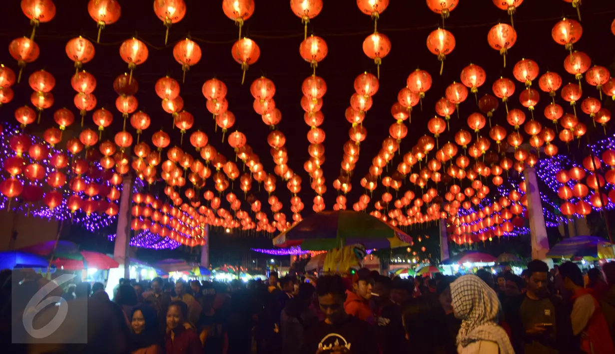 Lampion-lampion terpasang di kawasan Pasar Gedhe Surakarta membuat suasana malam Imlek semakin meriah di Surakarta, Sabtu (28/01). Grebeg Soediro adalah  tradisi  tahunan alkuturasi  budaya  Jawa dan  Cina. (Liputan6.com/Gholib)  