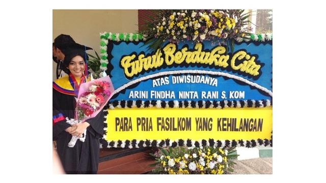 Spanduk Lucu Ucapan Wisuda Ini Nyeleneh dan Kreatif Abis