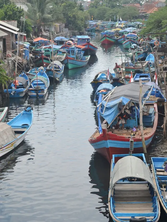 Nelayan Cilacap memilih menambatkan perahu akibat ancaman gelombang tinggi. (Foto: Liputan6.com/Muhamad Ridlo)