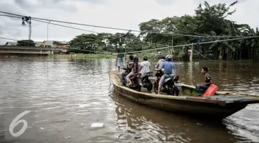 Perahu eretan masih menjadi primadona pemotor untuk mempersingkat jarak dan waktu dari Teluk Gong menuju Pluit, Jakarta, Rabu (10/2/2016). Pemotor hanya dikenakan biaya Rp 2000 untuk sekali penyebrangan. (Liputan6.com/Faizal Fanani)