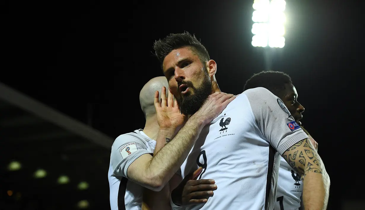 Striker Prancis, Olivier Giroud, merayakan gol yang dicetaknya ke gawang Luxembourg pada laga kualifikasi Piala Dunia 2018 di Stadion Josy Bartel, Luxembourg, Sabtu (25/3/2017). Luxembourg kalah 1-3 dari Prancis. (AFP/Franck Fife)