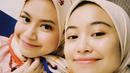 Saat Hanggini memakai hijab, parasnya semakin mirip dengan penulis buku Kata. Ya, Hanggini dengan cantiknya memakai hijab yang membuat netizen kian terpukau dan tak ragu menyebut Hanggini dan Tsana bak kakak adik. (Liputan6.com/IG/@hanggini)