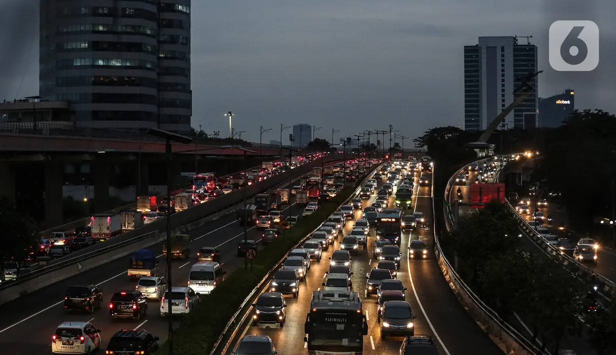 <p>Kendaraan terjebak kemacetan di Pancoran, Jakarta, Kamis (21/4/2022). Kemacetan tersebut dikarenakan banyaknya (peningkatan volume) kendaraan di jalan di sekitar jam berbuka puasa. (Liputan6.com/Johan Tallo)</p>
