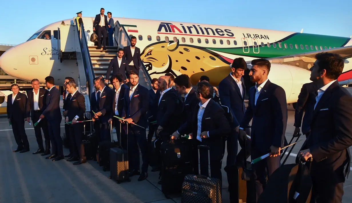 Pemain tim nasional (Timnas) Iran turun dari pesawat setibanya di bandara internasional Vnukovo, Moskow, Rusia, Selasa (5/6). Pada Piala Dunia 2018, Iran tergabung dalam Grup B bersama Portugal, Spanyol, dan Maroko. (AFP/Yuri KADOBNOV)