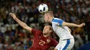Duel antara pemain Slovakia dan Rusia pada laga kedua Grup B Piala Eropa 2016, Rabu (15/6/2016) malam WIB. (AFP/Francois Lo Presti)