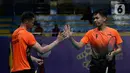 Ganda putra Indonesia, Fajar Alfian/Muhammad Rian Ardianto melakukan tos saat melawan pasangan Malaysia, Aarron Chia/Soh Wooi Yik pada final bulutangkis beregu putra SEA Games 2019 di Multinlupa Sport Center, Rabu (4/12/2019). Fajar / Rian kalah 17-21 dan 13-21. (Bola.com/M Iqbal Ichsan)