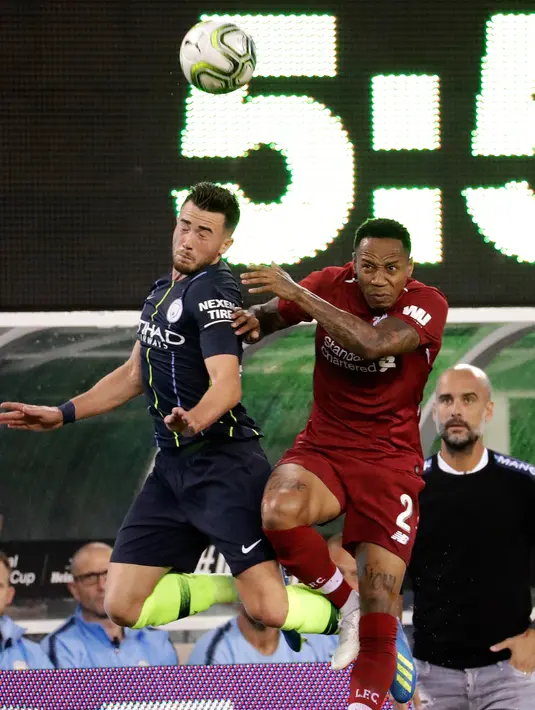 Penyerang Manchester City, Jack Harrison berebut bola udara dengan bek Liverpool Nathaniel Clyne saat bertanding pada International Champions Cup di East Rutherford, N.J. (25/7). Liverpool menang 2-1 atas City. (AP Photo/Julio Cortez)