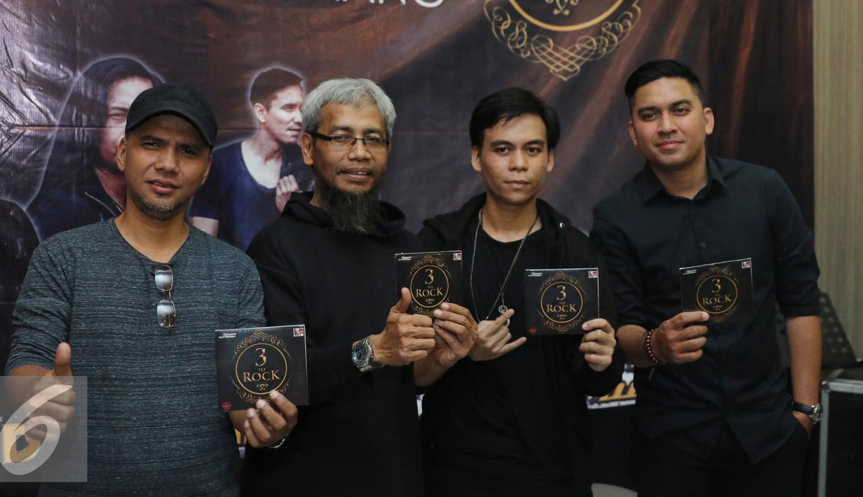 Musisi Grassrock berpose seusai peluncuran album di Kawasan Kemang, Jakarta, Jumat (29/04/2016). Boomerang, Grassrock dan D'bandhits launching album kompilasi mereka yang diberi nama 3 ROCK. (Liputan6.com/Herman Zakharia)