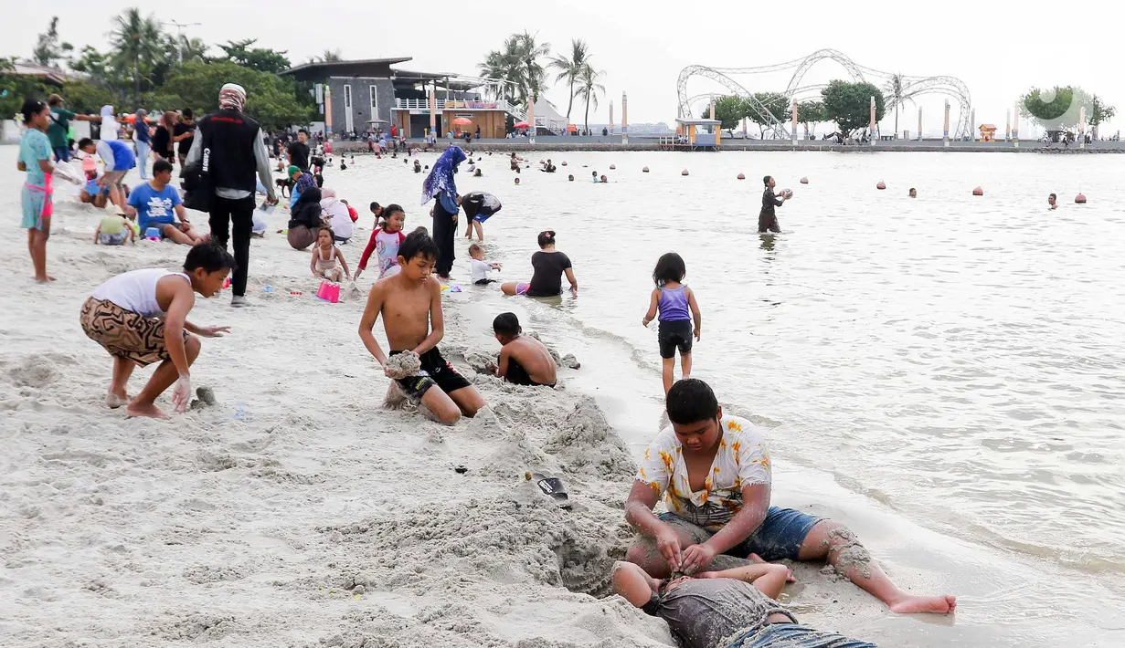 Sejak siang hingga sore hari, area pantai Lagoon di Taman Impian Jaya Ancol dipadati pengunjung dari berbagai daerah. (Liputan6.com/Herman Zakharia)