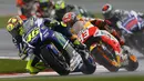 Valentino Rossi dibayangi ketat Marc Marquez di Sirkuit Silverstone, Inggris. Minggu (30/8/2015). (Reuters/Darren Staples)