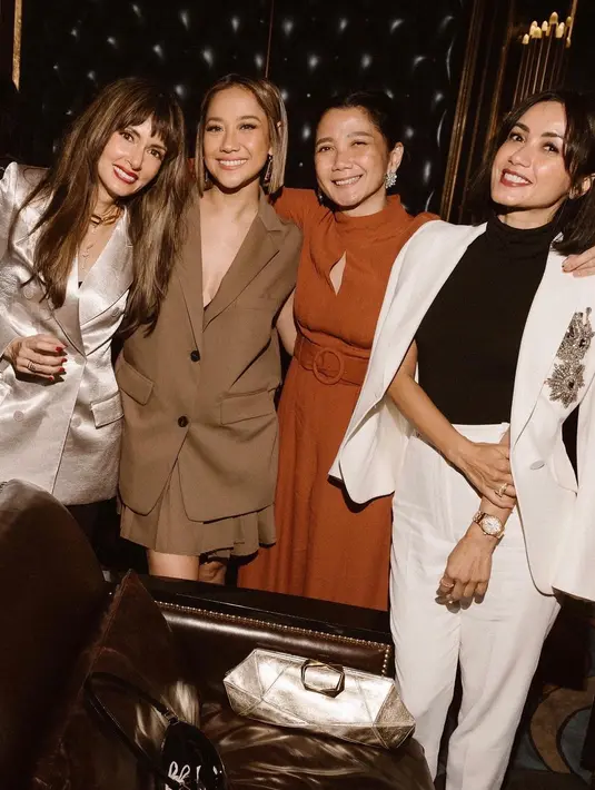 BCL tampil chic mengenakan set blazer cokelat tanpa lengan dengan mini pleated skirt yang serasi. [Foto: Instagram/itsmebcl]