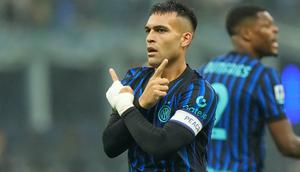 Lautaro Martinez merayakan gol untuk Inter Milan dalam laga Serie A melawan Cremonese di San Siro, Milan, Italia, Sabtu, 4 Oktober 2025. (AP Photo/Luca Bruno)