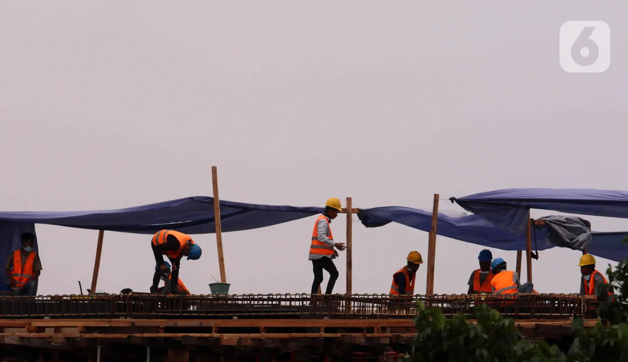Pekerja tengah membangun gedung bertingkat di kawasan Jakarta, Rabu (5/1/2022). Gubernur DKI Jakarta Anies Baswedan membeberkan beberapa alasan merevisi  kenaikan upah minimum provinsi (UMP) 2022 pada pertengahan Desember 2021. (Liputan6.com/Angga Yuniar)