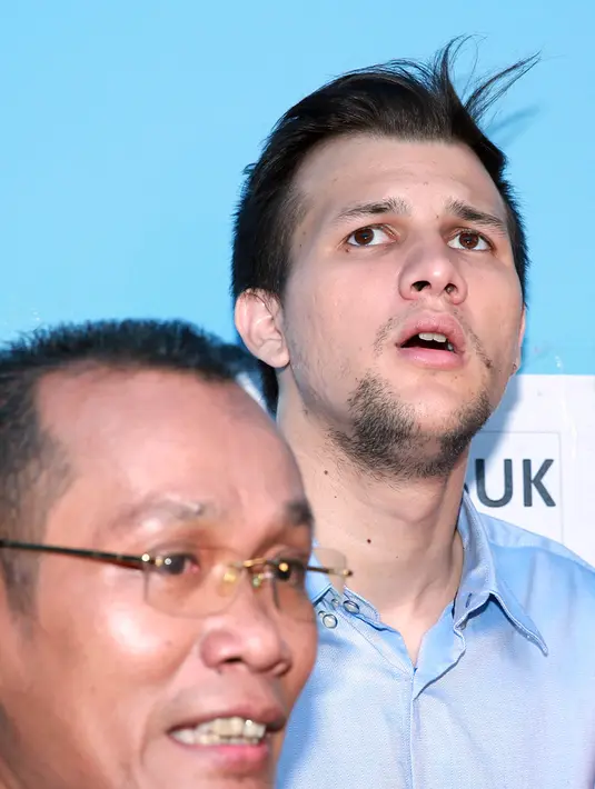 "Alhamdulillah bisa ketemu anak. Dua bulan ketemu anak, senang banget liat mukannya. Mukanya sama kaya saya, hidung mancung, mata abu-abu sempat terharu juga karena melihat anak pertama kalinya," ujar Stuart Collin. (Deki Prayoga/Bintang.com)