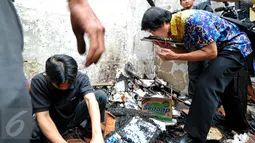 Ketua Komnas Perlindungan Anak Seto Mulyadi (batik biru) mencium berkas yang masih bisa diselamatkan pasca-kebakaran di kantor tersebut pada 28 Juni lalu, di kawasan Pasar Rebo, Jakarta, Senin (29/6/2015). (Liputan6.com/Yoppy Renato)