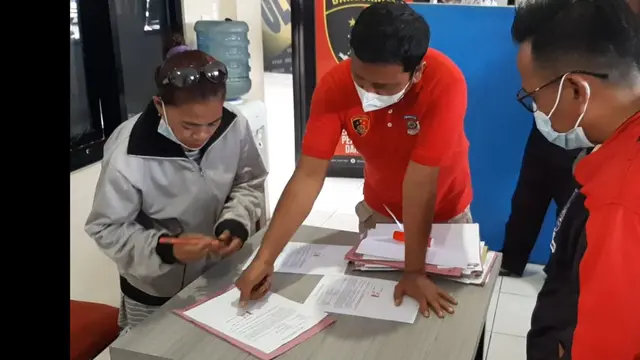 Di depan penyidik PPA Polres Tasikmalaya, sambil menangis, Dikdik melayangkan permohonan maaf kepada istri dan Reihan, anak tirinya, sekaligus suami dari korban.