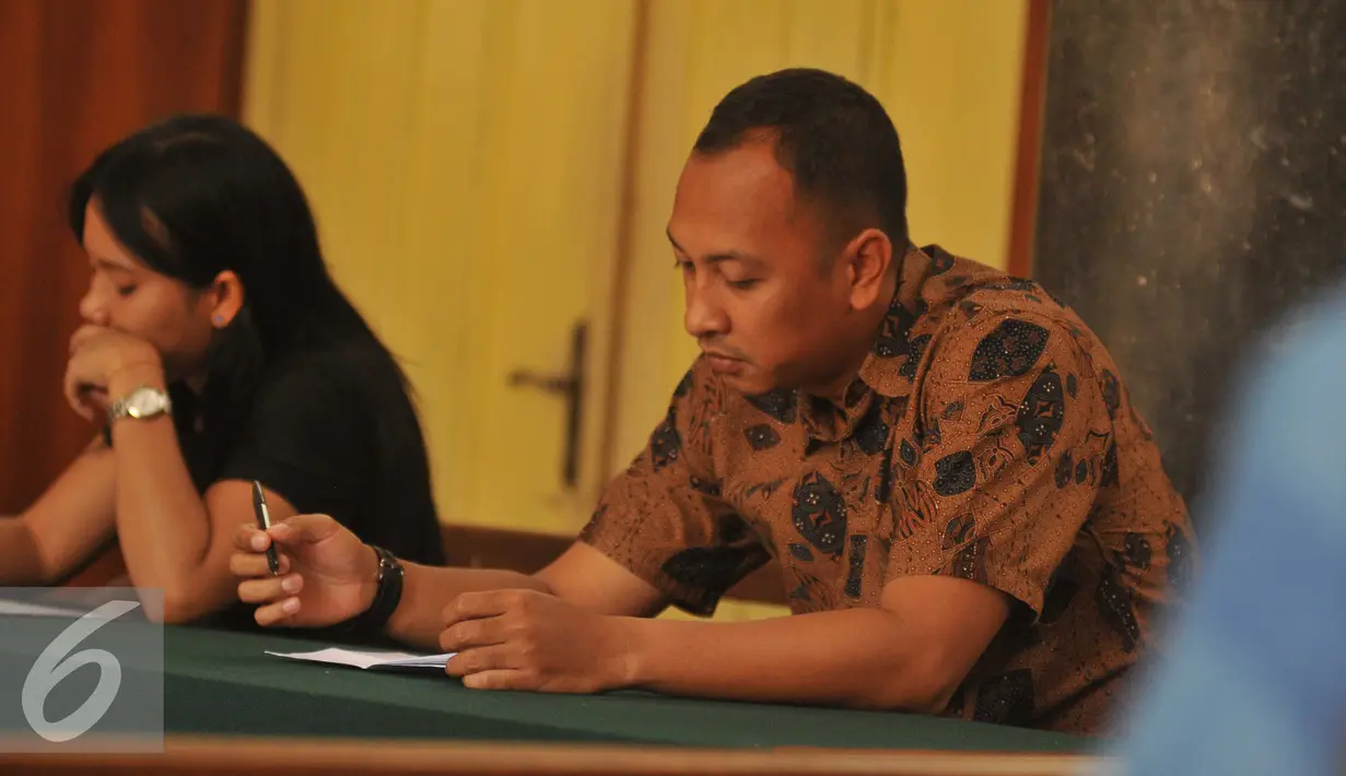 Tim kuasa hukum KPK saat mendengarkan putusan saat sidang praperadilan di PN Jakarta Pusat, Senin (2/11). Majelis tidak menerima gugatan peradilan dari MAKI dan menerima eksepsi termohon KPK terkait kasus Bank Century. (Liputan6.com/Gempur M Surya)