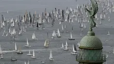 Ribuan kapal layar berkumpul sebelum perlombaan tahunan Barcolana di Pelabuhan Trieste, Italia, Minggu (11/10). Barcolana merupakan salah satu perlombaan kapal layar tahunan terbesar di dunia yang telah dimulai sejak 1969. (REUTERS/Stefano Rellandini)