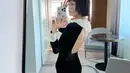 Lee Yoo Mi hadir di hari kedua gelaran acara tersebut yakni pada 4 September 2022, di Microsoft Theatre, Los Angeles. Selain gaya rambut pendeknya, artis cantik ini juga bikin terpana lewat dress hitam model backless. Renda putih pada ujung lengan dan bagian leher juga membuatnya semakin memukau. (Liputan6.com/IG/@leeyoum262)