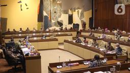 Suasana rapat kerja MenPAN-RB Tjahjo Kumolo dengan Komisi II DPR di Komplek Parlemen, Jakarta, Kamis (8/4/2021). Dalam rapat tersebut membahas mengenai pandangan pemerintah atas penjelasan DPR terkait RUU tentang ASN serta pembentukan Panja RUU tersebut. (Liputan6.com/Angga Yuniar)