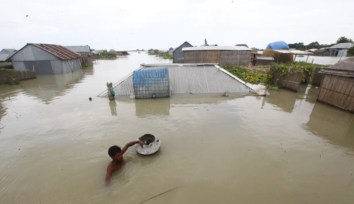 Seorang pria tampak menerjang genangan banjir di Faridpur, Bangladesh (19/7/2020). Banjir yang dipicu tingginya curah hujan musiman dan derasnya air dari perbukitan kembali memburuk di beberapa wilayah Bangladesh, termasuk Distrik Faridpur. (Xinhua/Salim)
