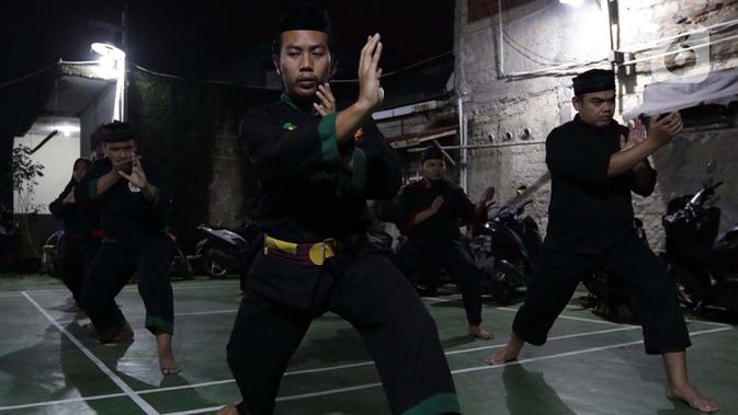 Sebagai wadah seni dan budaya, Sanggar Saung Dji’ih juga mengajarkan kepada anggotanya bela diri pencak silat Betawi. Menurut Bang Awi, pencak silat betawi bukan hanya olahraga untuk membela diri, ada banyak makna filosofis terkandung dalam setiap gerakannya. (Liputan6.com/Helmi Fithriansyah)