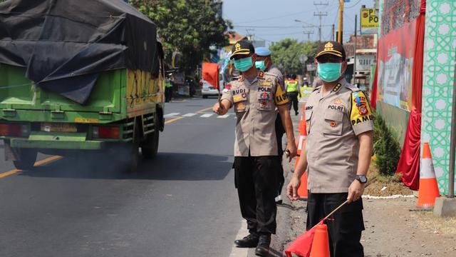 Nampak lenggang, Kapolres Garut AKBP Budi Satria Wiguna tengah memberikan intruksi saat one way berlangsung.