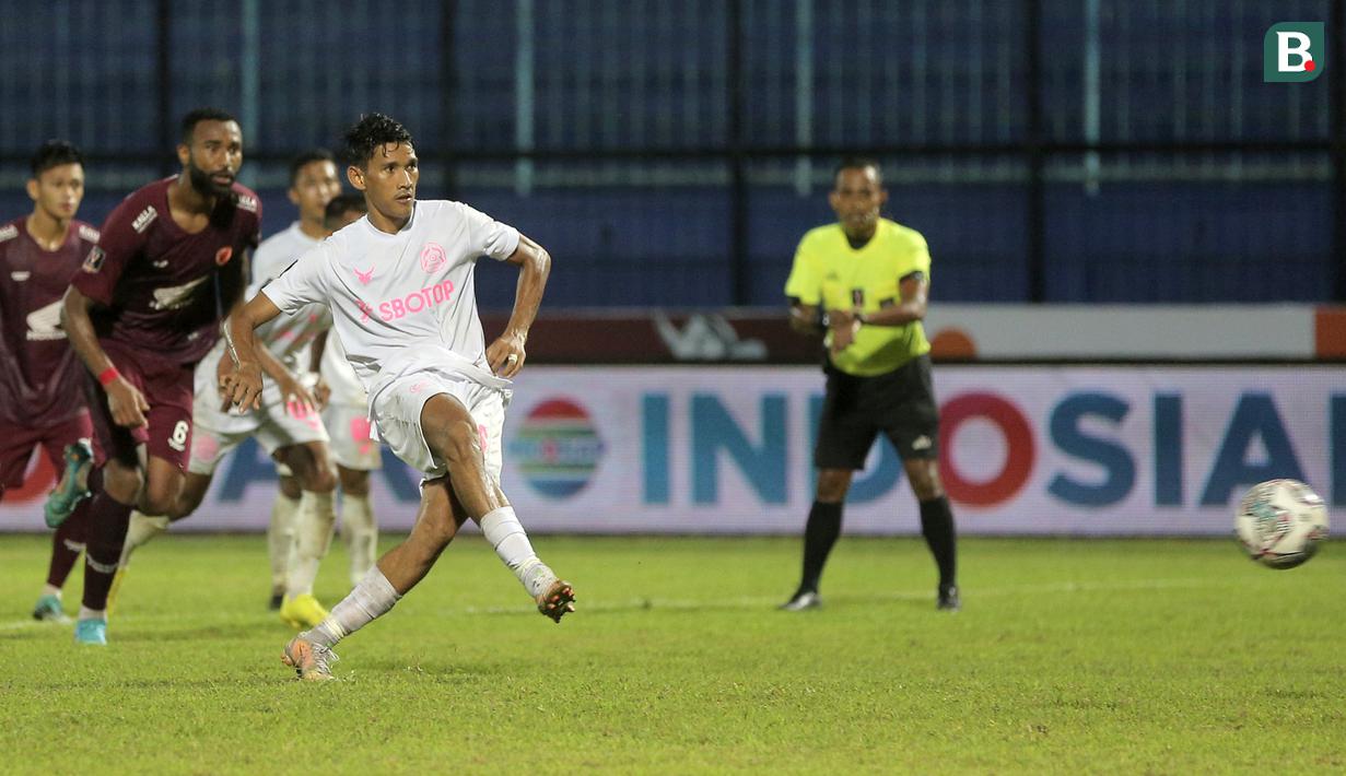 Tendangan penalti pemain Persikabo 1973, Ryan Kurnia yang berujung gol ke gawang PSM Makassar dalam lanjutan pertandingan babak penyisihan Grup D Piala Presiden 2022 antara PSM Makassar menghadapi Persikabo 1973 di Stadion Kanjuruhan, Malang, Jawa Timur, Rabu (15/6/2022). (Bola.com/Arief Bagus)