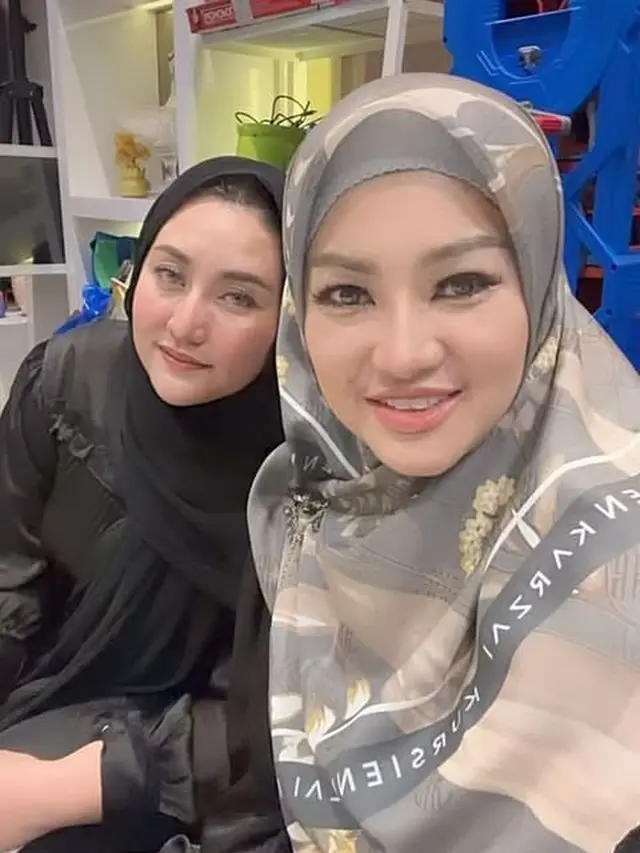 6 Potret Fitri Carlina di Momen Tahlilan Meninggalnya Stevie Agnecya