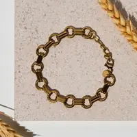 Ilustrasi Gelang Emas Rantai Kecil (Photo by halayalex on Freepik)