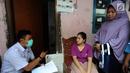 Petugas mendata warga di RT1-2/1 Kelurahan Cinere, Depok, Rabu (28/6/2019). Dinas Kesehatan Depok dan Puskesmas Cinere melakukan investigasi sumber penyakit dan sampel darah warga di kawasan ini terkait sudah lebih dari sepekan 12 warga terjangkit hepatitis A. (merdeka.com/Arie Basuki)