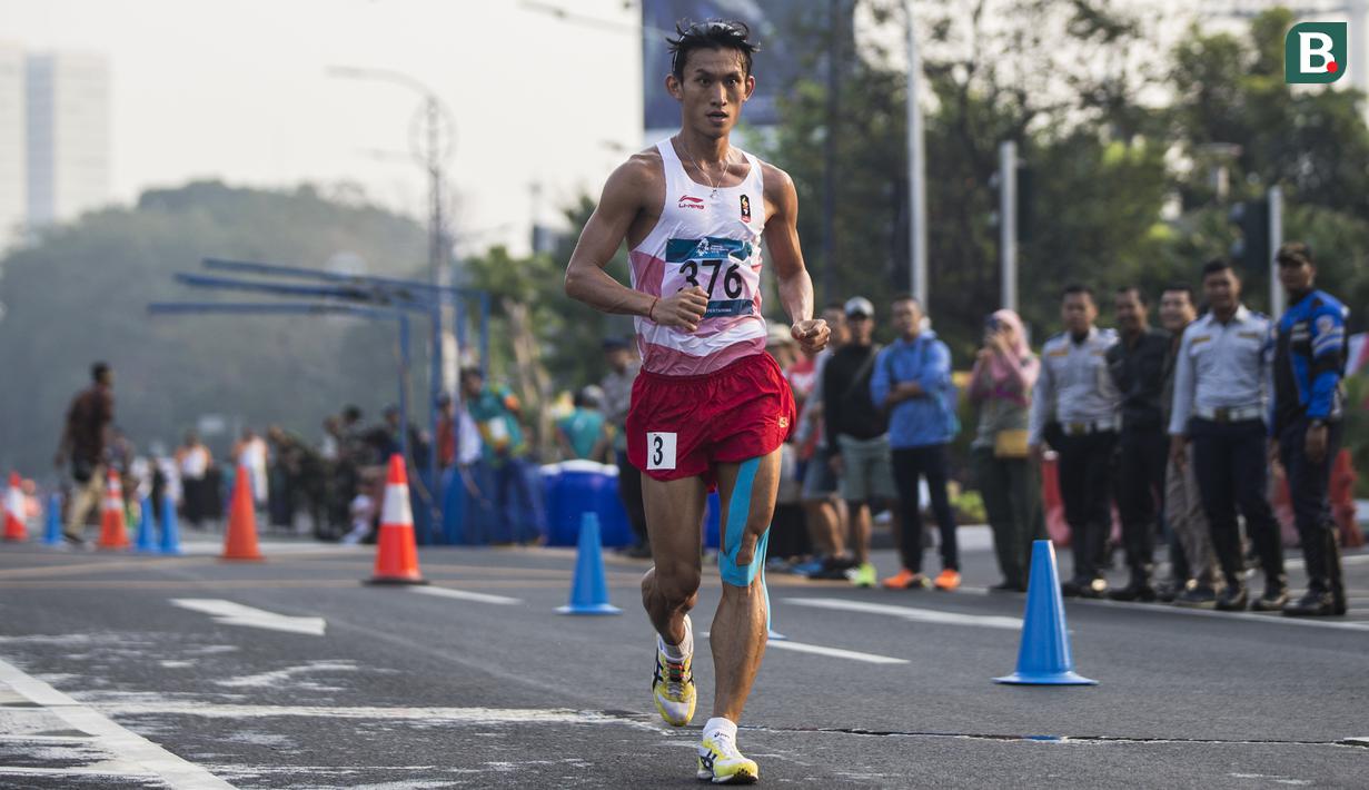 Pejalan cepat Indonesia, Hendro Yap, saat menyelesaikan lomba nomor jalan cepat 50 kilometer cabang atletik Asian Games XVIII di Senayan, Jakarta, Kamis (29/8/2018). Dirinya finish posisi kelima. (Bola.com/Vitalis Yogi Trisna)