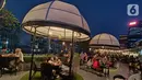 <p>Pengunjung menikmati berbuka puasa di Déjà vu Sky Dining The Plaza Semanggi, Jakarta, Sabtu (23/04/2022). Tempat makan yang berada di rooftop seluas lebih dari 2.200 m2 memberikan momen buka puasa yang spesial sembari melihat gemerlap kota Jakarta dari ketinggian. (Liputan6.com/Fery Pradolo)</p>