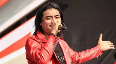 Charly van Houten saat tampil di konser kemerdekaan indosiar 2019. Vokalis band Setia, Charly Van Houten mengalami kecelakaan di ruas Tol Cipularang, Sabtu (9/7/2022) dini hari. Hal ini diketahui dari video yang beredar di kalangan wartawan. (Instagram/st.setiaku)