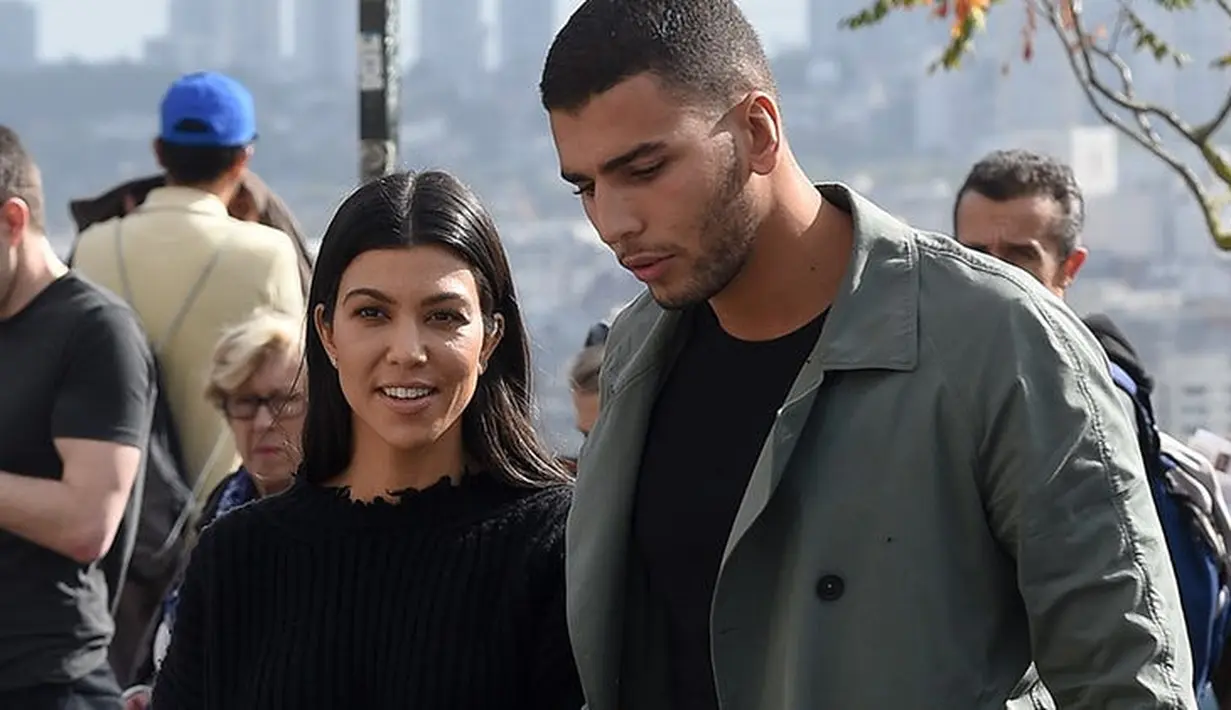 Younes Bendjima sepertinya masih kesulitan untuk move on dari Kourtney Kardashian. (Life & Style)