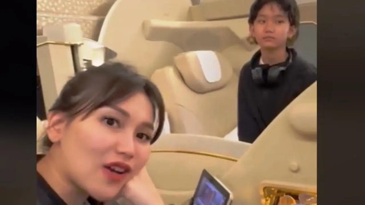Usai Batal Nikah, Ayu Ting Ting Liburan ke Amerika Naik Pesawat First Class.  foto: TikTok @qissyou8