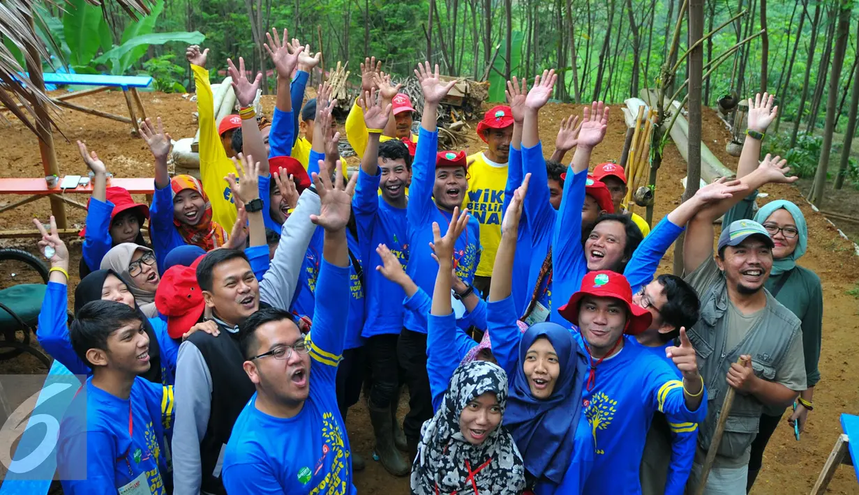 Peserta Campus Citizen Journalist Green Adventure Camp bersama WIKA saat berada di lokasi hutan sengon milik Wika, Bogor, Selasa (31/5/2016). Liputan6.com gelar Green Camp bersama PT WIKA untuk Citizen Journalist. (Liputan6.com/Yoppy Renato)