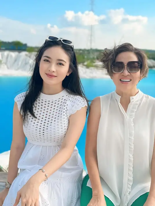 Natasha Wilona juga tak mau ketinggalan momen Hari Ibu. Ia mengunggah foto manis bersama sang mama, mengenakan pakaian serba putih yang memberikan kesan hangat dan penuh kasih. [@natashawilona12].
