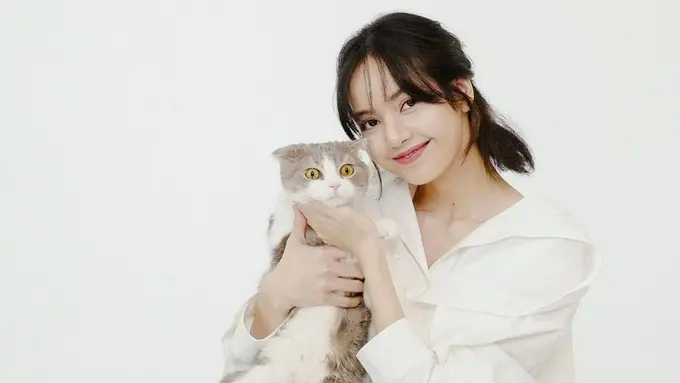 FOTO: Pemotretan Lisa Blackpink dengan Kucing Kesayangan Ini Curi Perhatian Netizen