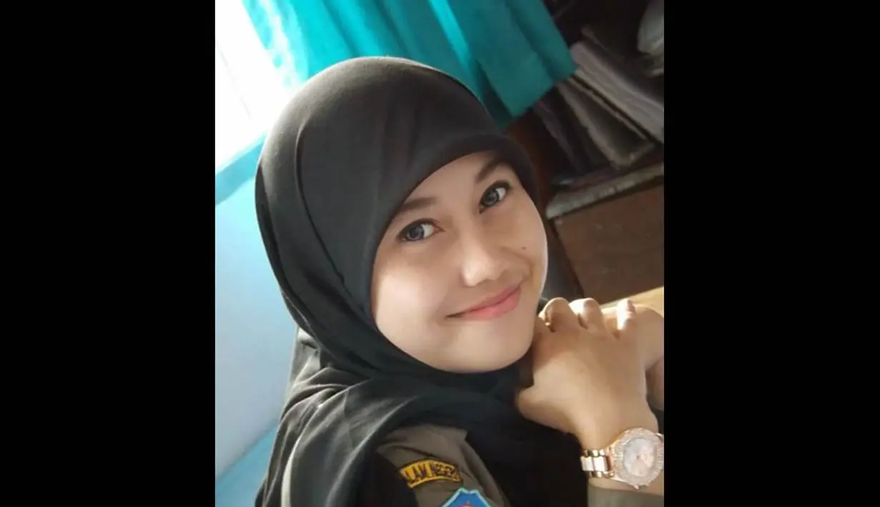 Beragam komentar memenuhi setiap foto yang diunggah Nurul Habibah, beragam komentar. Banyak dari mereka memuja kecantikan wanita berkulit putih tersebut. (Facebook.com)