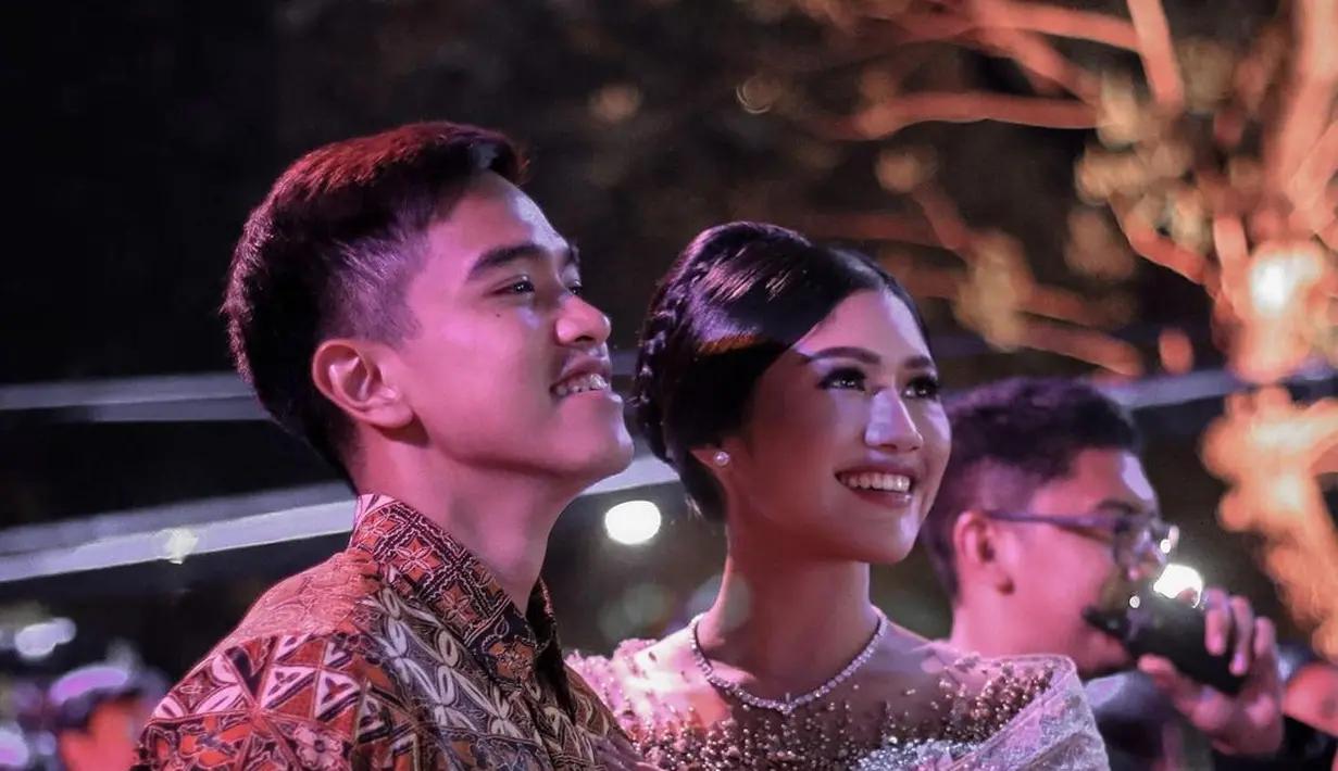 Di kesempatan itu, mantu Presiden Jokowi ini terlihat memesona dibalut kebaya modern model off shoulder rilisan jenama lokal, Wiranti Kurnia Bride. [Instagram/erinagudono]