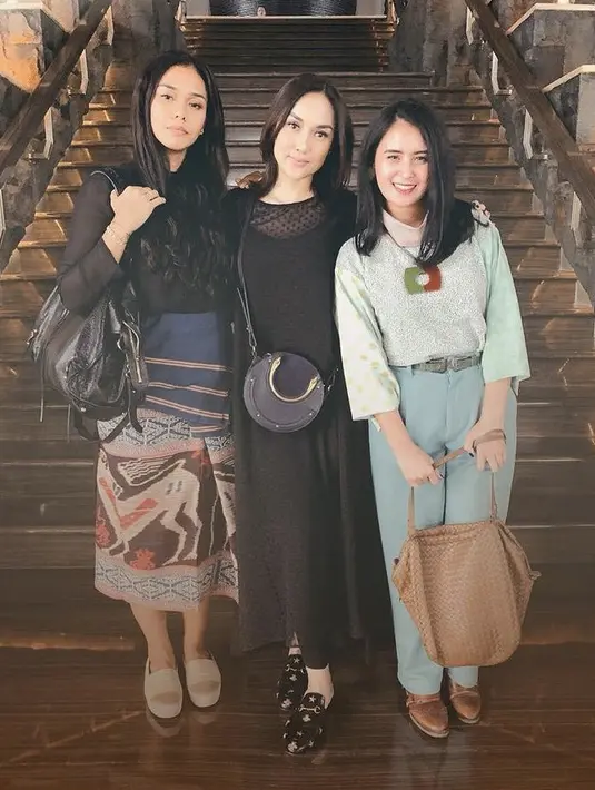 Berfoto bersama Ayushita, Adinia dan Sara tampil serba hitam. Sara mengenakan dress hitam, sedangkan Adinia mengenakan atasan lengan panjang dipadu kain khas nusantaranya.  (@sarawijayanto)