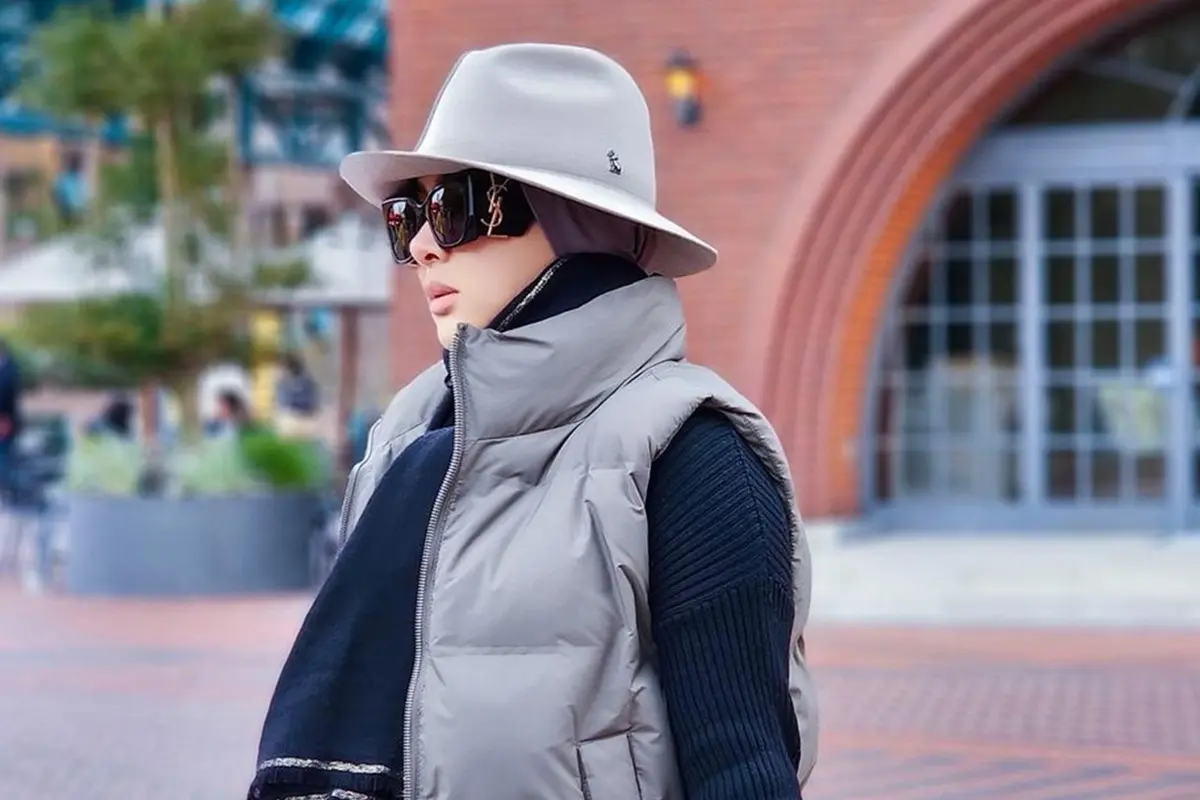 Gaya Glamor Syahrini Saat Pakai Topi Koboi, Konsisten Kece