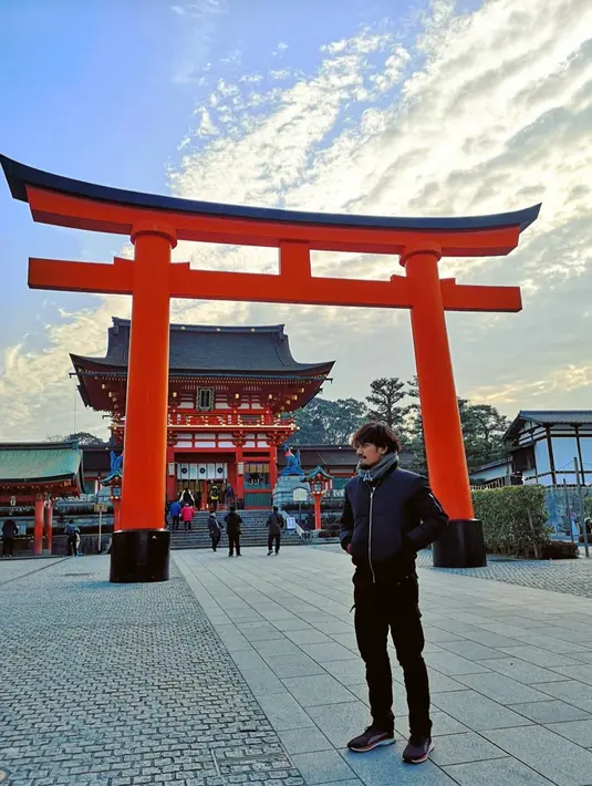 Enggak cuma berkunjung di California, pemain film Kuntilanak 2 ini juga berkunjung di Negeri Sakura. Tak lupa, pria berwajah tampan ini mengunjungi salah satu kuil terkenal di Jepang yakni Fushimi Inari Taisha. (Liputan6.com/IG/ibnujamilo)