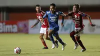 Pemain Bali United, Fadil (kanan), berebut bola dengan pemain Persib Bandung, Beckham Putra Nugraha, dalam pertandingan Babak Penyisihan Piala Menpora 2021 di Stadion Maguwoharjo, Sleman. Rabu (24/3/2021). (Bola.com/Arief Bagus)