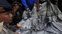 Serpihan yang diduga milik pesawat AirAsia QZ8501 berupa tangga darurat berwarna perak yang telah kempis, Pangkalan Bun, Kalteng, Kamis (1/1/2015). (Liputan6.com/Herman Zakharia)